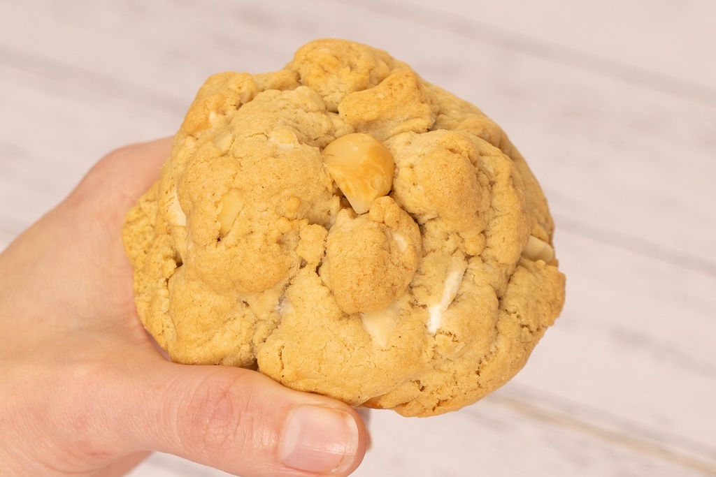 Macadamia White Chocolate Cookie